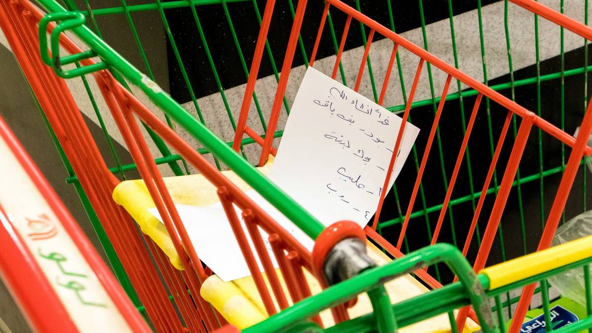 Illustration showing common grocery spending pitfalls