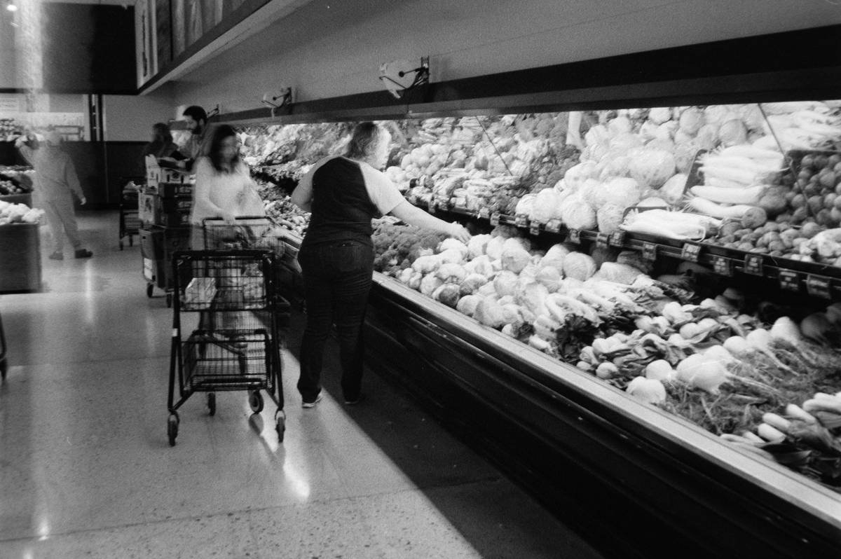 Infographic showing Tops' weekly markdown cycle: meat marked down Wed/Thurs, produce Sat/Sun, bakery daily