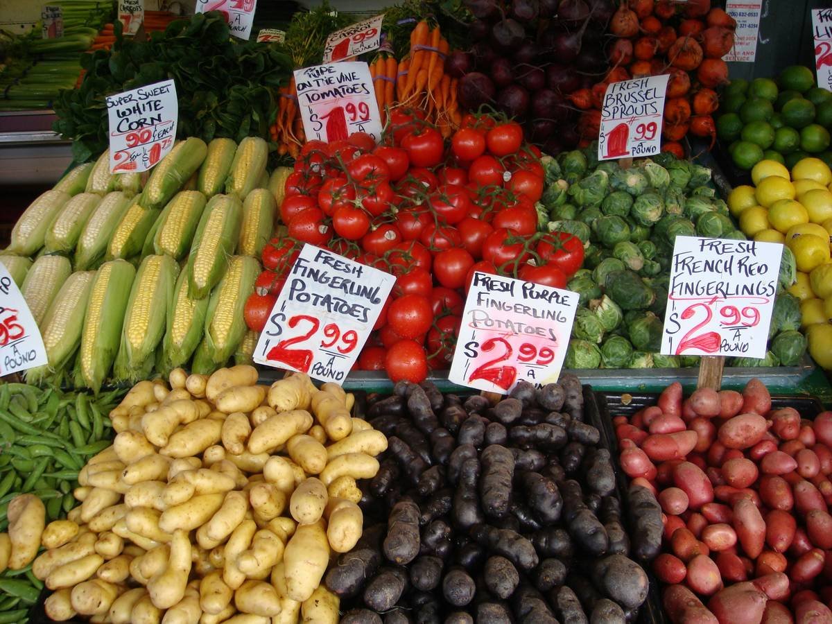 Timeline showing best times to shop for daily steals at local markets: morning for freshness, 1-3pm for discounts, late afternoon for clearance meat/dairy