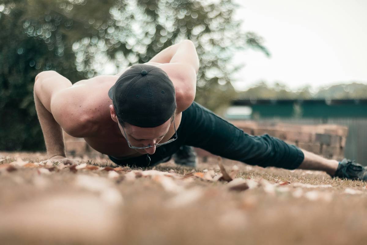 Infographic showing that 72% of Americans say cost is a barrier to regular exercise, yet bodyweight workouts yield comparable results to gym-based programs over 12 weeks
