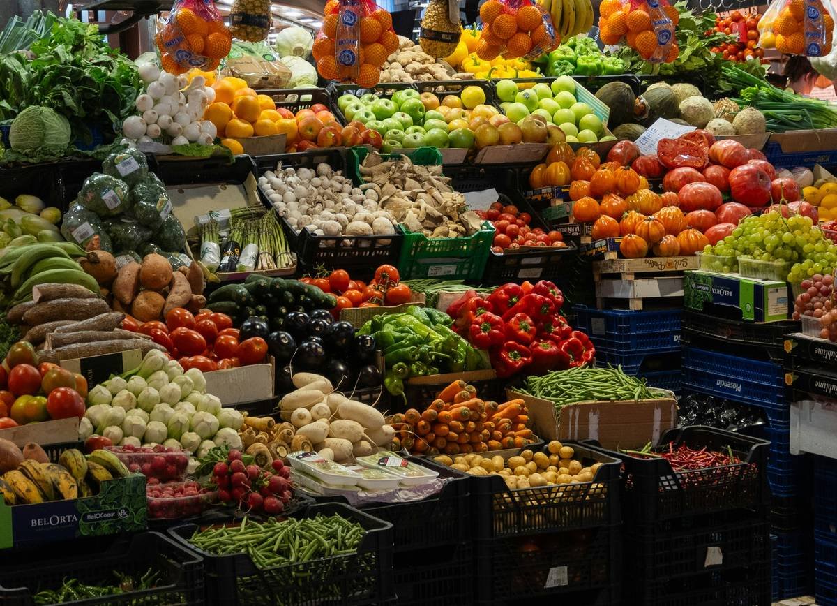 Bar chart showing average price reduction on healthy categories in Tops Friendly Markets weekly ads: Frozen veggies (-28%), Organic produce (-22%), Plant-based proteins (-35%), Dairy (-19%)