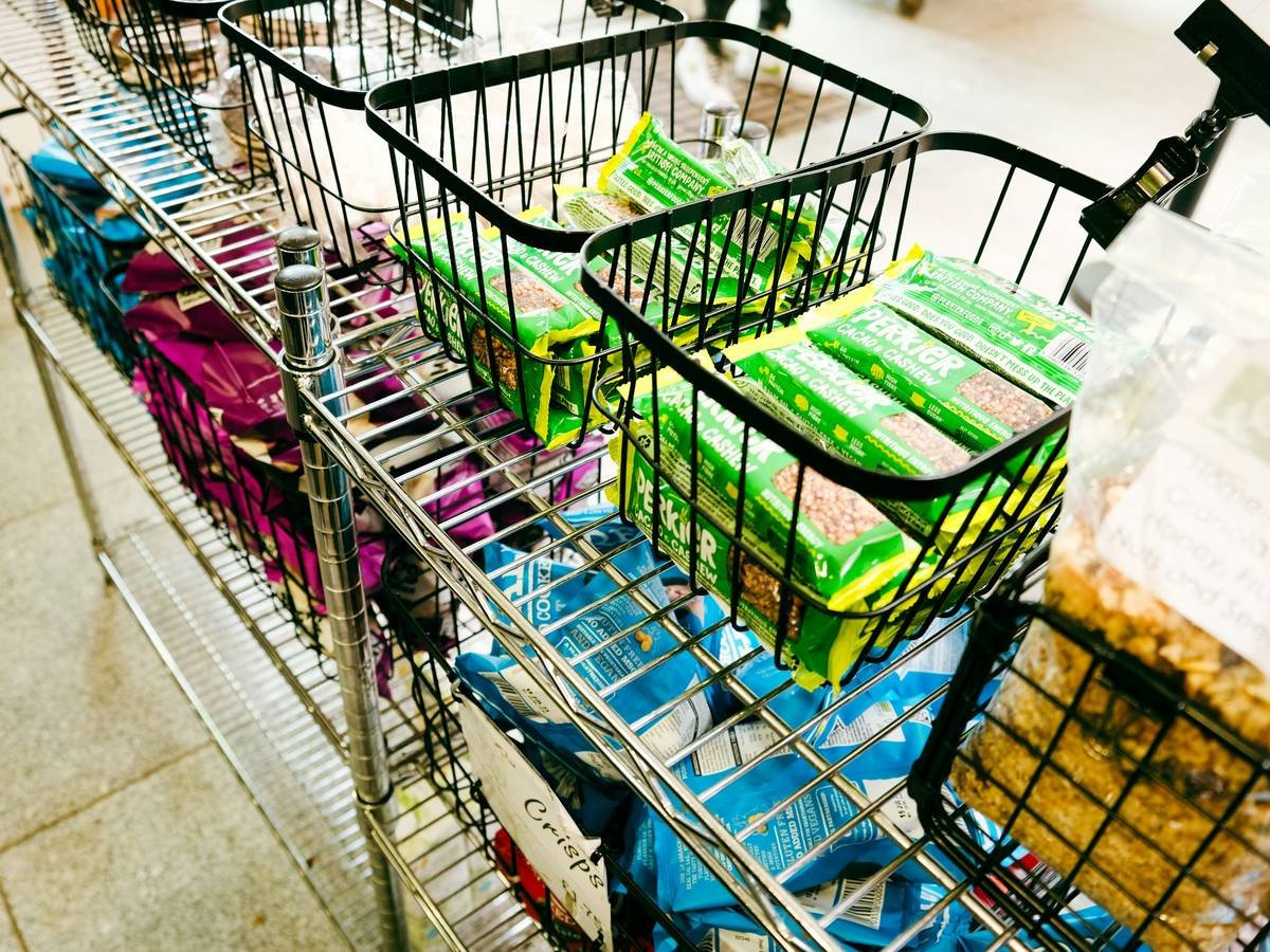 Chart showing average savings of 35% on Weekly Steal Top Friendly Market 100 items vs regular prices across categories like produce, grains, dairy, and frozen foods.
